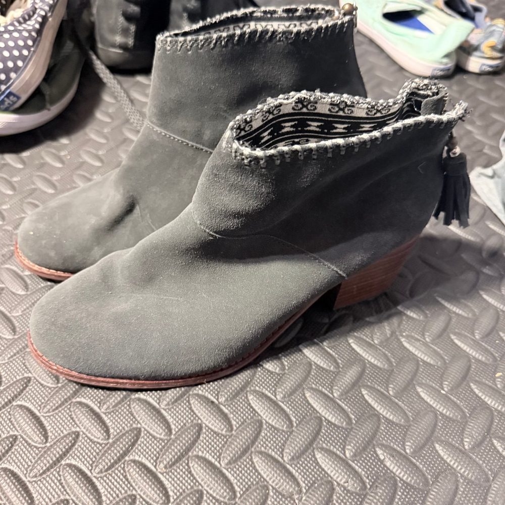 TOMS Womens Leila Ankle Bootie Suede Leather Boots Grey Tassel Zip size 9